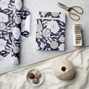 Papier Cadeau Fleurs de pivoines blanches sur bleu foncé.