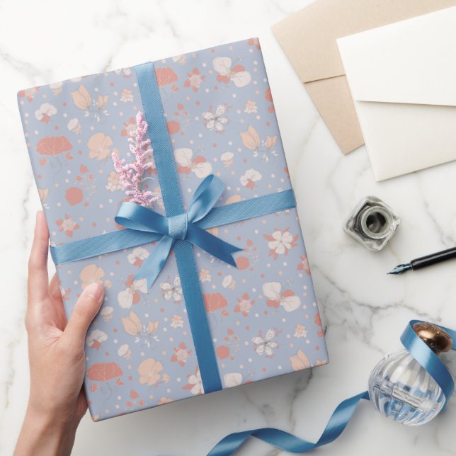 Papier Cadeau Fleurs esquissées sur fond bleu clair (Cadeaux)
