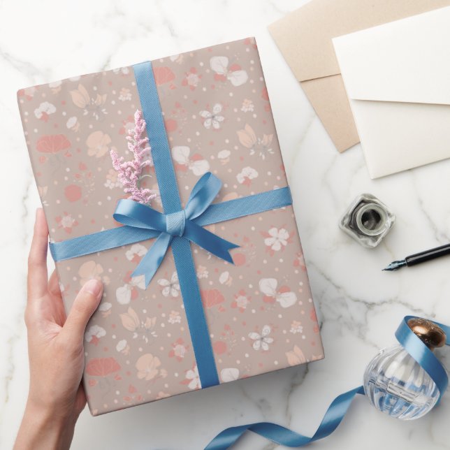 Papier Cadeau Fleurs esquissées sur fond brun clair (Cadeaux)