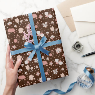 Papier Cadeau Fleurs esquissées sur fond brun foncé