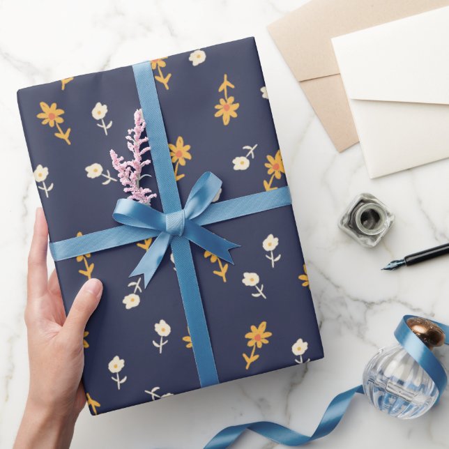 Papier Cadeau Fleurs jaunes minuscules et crème sur bleu marine (Cadeaux)