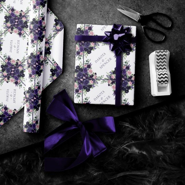 Papier Cadeau Fleurs luxuriantes | Monogramme de roses violettes (Créateur téléchargé)