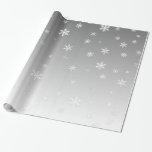 Papier Cadeau Flocons de neige blancs sur l'argent<br><div class="desc">Flocons de neige blancs d'amusement et de caractéristiques de fête de papier d'emballage sur un arrière - plan gris argenté de gradient.</div>
