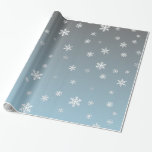 Papier Cadeau Flocons de neige blancs sur le bleu argenté<br><div class="desc">Flocons de neige blancs d'amusement et de caractéristiques de fête de papier d'emballage sur un arrière - plan bleu argenté de gradient.</div>