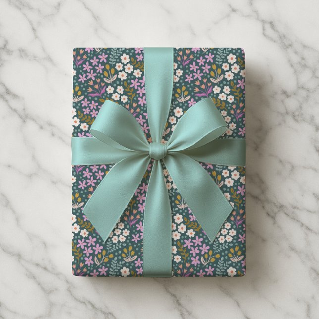 Papier Cadeau Floral Ditsy quotidien dans les tons bijoux (Jewel toned ditsy floral gift wrap.)
