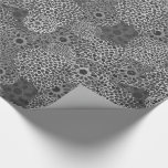Papier Cadeau Floral moderne noir et blanc<br><div class="desc">Un motif floral élégant aux tons noir,  blanc et gris,  avec un goût moderne. Convient à tant d'occasions,  vous voudrez garder ceci à portée de main. Ajoutez un ruban contrasté et vous aurez un beau cadeau.</div>