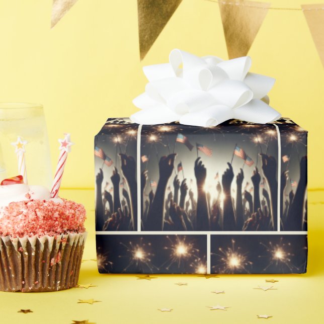 Papier Cadeau Foule patriotique tenant des drapeaux américains (Fête d'anniversaire)