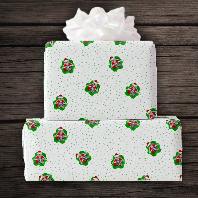 Papier Cadeau Fun Skeletons Ornements Santa Hats Formes de cloch (Fun Skeletons in Santa hats in splatter shapes on white with green dots roll of gift wrapping paper.)