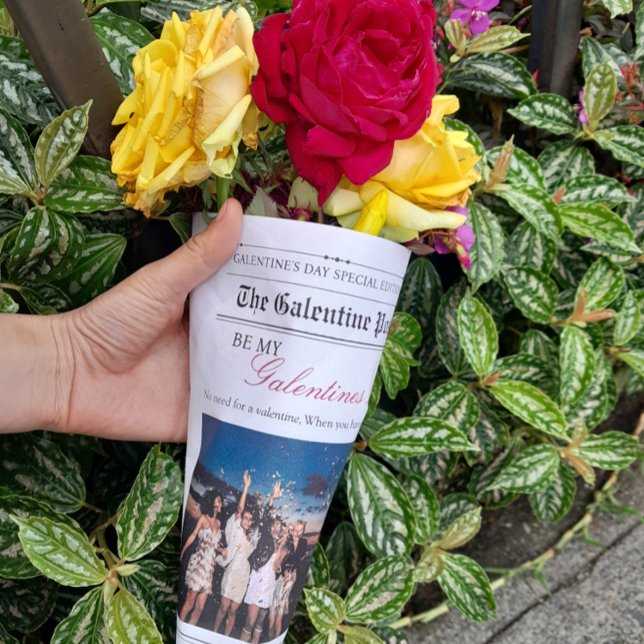 Papier Cadeau Galentines Journaux Fleur Bouquet Lèvres (Galentines Day Newspaper Flower Bouquet Lips Wrapping Paper)