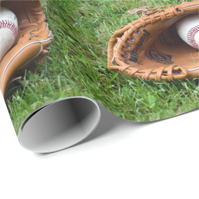 Papier Cadeau Gant De Baseball Et Baseball Sur Grass Print (Coin rond)