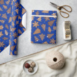 Papier Cadeau Gingerbread Cookies Blue Retro Christmas<br><div class="desc">Ce papier d'emballage rétro de Noël avec des biscuits en pain d'épices sur une étoile bleue et des symboles atomiques arrière - plan est parfait pour toute personne qui aime le style du milieu du siècle. 9 biscuits de pain d'épices peints à la main avec un design de frottage blanc...</div>