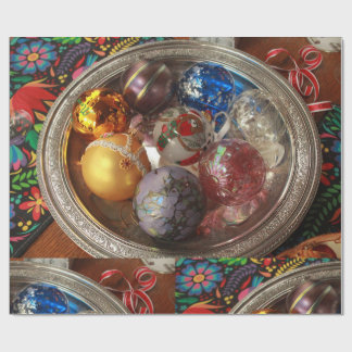 Papier Cadeau Glass ornaments in silver box with folk art