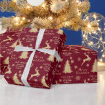 Papier Cadeau Gold Christmas Tree Reindeer Personnalisé<br><div class="desc">De belles silhouettes dorées d'un renne bondissant et d'un arbre de Noël se combinent avec des étoiles ornées de flocon doré et votre texte personnalisé pour faire un motif sur cet élégant papier d'emballage de Noël. Les images sont répétées sur un arrière - plan rouge de Noël. Très jolie !...</div>