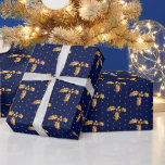 Papier Cadeau Gold et Navy Blue Christmas Holly<br><div class="desc">Ce papier d'emballage élégant et séduisant est polyvalent et peut être utilisé pour donner des cadeaux ou des projets artistiques et artisanaux. Il est idéal pour toutes les occasions telles que Noël, anniversaires, mariages, douches nuptiales, baby showers, anniversaires ou cadeaux généraux. Le design présente un saint de Noël doré sur...</div>