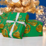 Papier Cadeau Golden Baubles and Snowflakes Green Christmas<br><div class="desc">Cet enveloppement de Noël vert et or a un motif de billes d'arbre de Noël doré et de flocons de neige rouge et orange,  le tout sur un arrière - plan vert festif.</div>