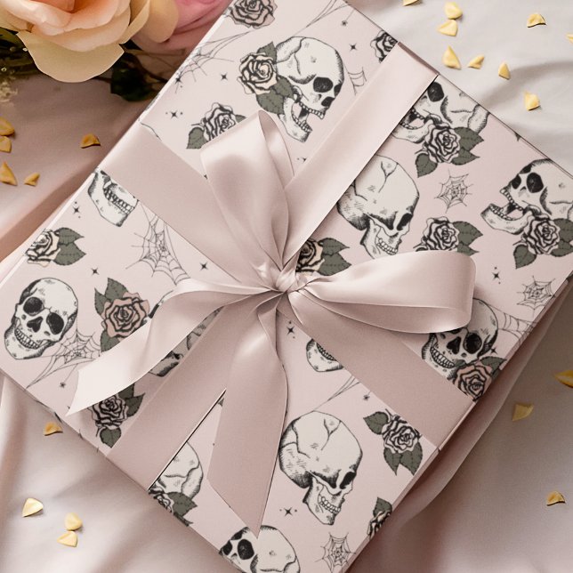 Papier Cadeau Goth Blush Pull rose et Fleurs Halloween (Gothic Floral Skulls Pattern Wrapping Paper. Hand-Drawn Skulls, Roses, Webs on Blush Pink Background)