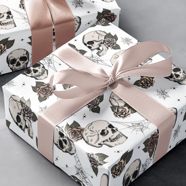 Papier Cadeau Goth Crâne et fleurs noir et blanc Halloween (Gothic Floral Skulls Pattern Wrapping Paper. Hand-Drawn Skulls, Roses & Webs on White Background)