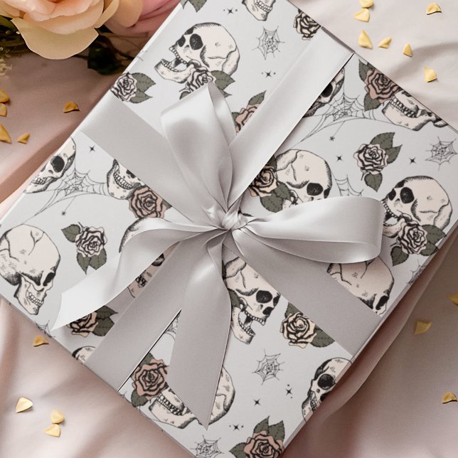Papier Cadeau Goth Crâne gris clair et fleurs Halloween (Gothic Floral Skulls Pattern Wrapping Paper. Hand-Drawn Skulls, Roses, Webs on Light Gray Background)