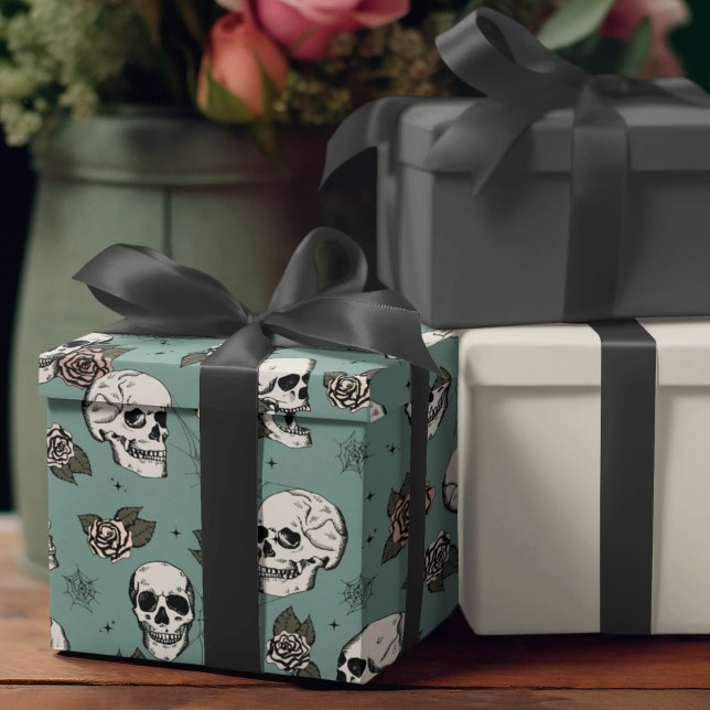 Papier Cadeau Goth Crâne vert et fleurs Halloween (Gothic Floral Skulls Pattern Wrapping Paper. Hand-Drawn Skulls, Roses, Webs on Eucalyptus Background)
