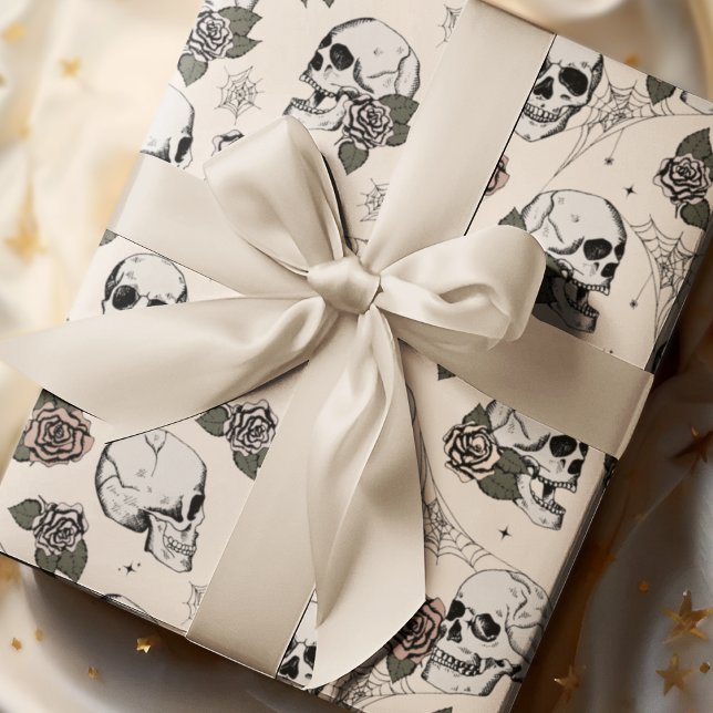 Papier Cadeau Goth Crème crâne et fleurs Halloween (Gothic Floral Skulls Pattern Wrapping Paper. Hand-Drawn Skulls, Roses, Leaves, Webs on Elegant Cream)