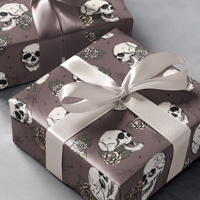 Papier Cadeau Goth Maroon Crâne pourpre et fleurs Halloween (Gothic Floral Skulls Pattern Wrapping Paper. Hand-Drawn Skulls, Roses & Webs on Dark Plum Background)