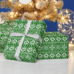 Papier Cadeau Green and White Christmas Fair Isle Motif<br><div class="desc">Ce papier d'emballage amusant et festif est polyvalent et peut être utilisé pour donner des cadeaux ou des projets artistiques et artisanaux. Il est idéal pour toutes les occasions telles que Noël, anniversaires, mariages, douches nuptiales, baby showers, anniversaires ou cadeaux généraux. L'aménagement comprend un motif à l'île d'hiver sur un...</div>