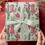Papier Cadeau Green Western Howdy Christmas Cowgirl<br><div class="desc">Ce papier d'emballage Western Howdy Christmas Cowgirl amusant et festif présente des illustrations dessinées à la main de bottes de cowgirl de Noël,  de casquettes,  mitaines,  cactus,  baies saintes et étoiles. Le tout contre un élégant arrière - plan vert sage et doux.</div>