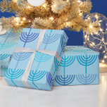 Papier Cadeau Hanoukka Chanukah Chanukkiah Menorah Motif Blue<br><div class="desc">Hanoukka Chanukah Chanukkiah Menorah Motif en bleu. Jolie conception géométrique minimaliste moderne pour la fête juive des lumières. Par Kierkegaard Design Studio.</div>