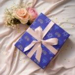 Papier Cadeau Hanoukka Gold Dreidel Star de David Menorah Blue<br><div class="desc">Enveloppez vos cadeaux Hanoukka dans une explosion de tradition et d'élégance avec notre papier d'emballage bleu Happy Hanoukka avec Gold Dreidel, White Star of David et blue Menorah Ce papier d'emballage est comme une célébration dans chaque pli, avec les symboles intemporels de Hanoukka - le rêve, Star of David, et...</div>