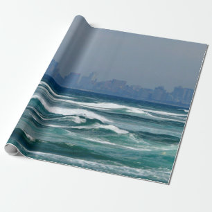 Papier Cadeau Horizon de ville derrière les vagues de l'océan