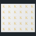 Papier Cadeau Initiale de monogramme or blanc couleur personnali<br><div class="desc">Conçu avec un modèle de texte pour une initiale monogrammée que vous pouvez personnaliser ! Vous pouvez également changer les couleurs comme vous le souhaitez.</div>