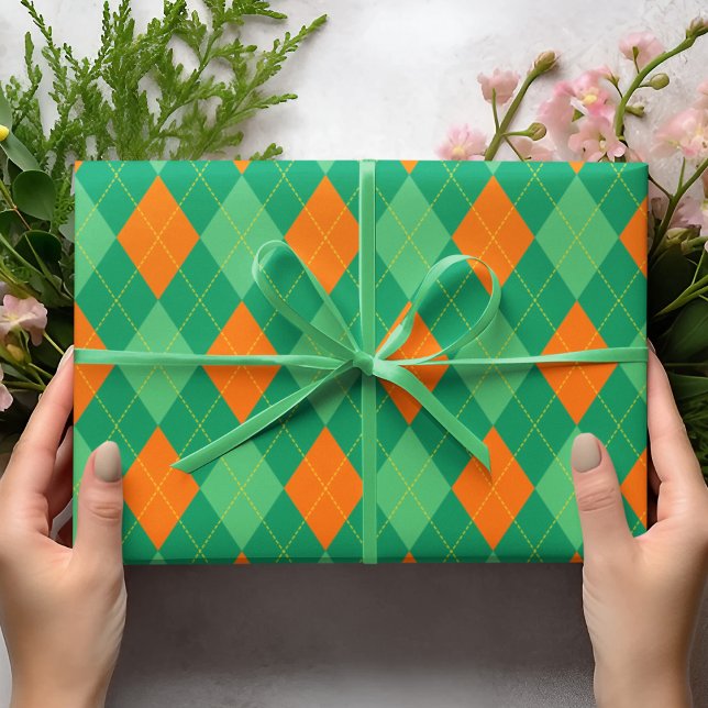 Papier Cadeau Jacquard vert et orange Motif de la Saint Patrick (Irish Argyle Pattern with Green and Orange Diamonds and Yellow Dotted Lines for St. Patrick's Day)