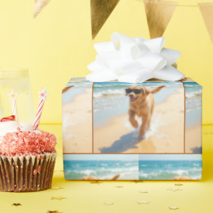 Papier Cadeau Jeune Golden Retriever se promenant sur la plage