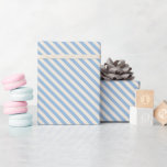 Papier Cadeau Joli bleu et blanc Motif diagonale rayures<br><div class="desc">Festif,  moderne et simple,  papier d'emballage chic dispose de joli motif de rayures en diagonale bleu et blanc. Enveloppez vos cadeaux avec amour,  parfait pour la Saint Valentin,  les anniversaires,  les mariages ou un baby shower ! Conçu exclusivement pour vous par Happy Dolphin Studio.</div>