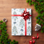 Papier Cadeau Joli Blue Christmas Tree Enfants vacances<br><div class="desc">Ce joli emballage cadeau de Noël met en vedette un arrière - plan blanc avec un joli motif d'arbres de Noël et des boîtes-cadeaux en bleu. C'est le papier d'emballage parfait pour Noël pour les enfants.</div>