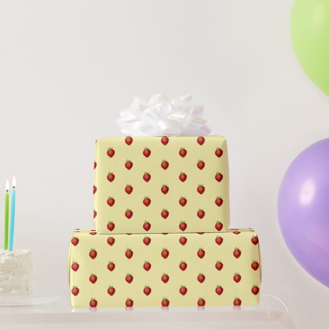 Papier Cadeau Joli motif de fraise girly sur fond crème (Cadeaux de fête)