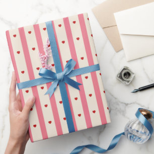Papier Cadeau Jolies rayures roses et crème avec des cœurs rouge
