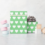Papier Cadeau Jolis cœurs blancs motif Vert d'été<br><div class="desc">Papier d'emballage festif, moderne et simple chic présente joli motif cœurs blancs sur fond vert été stylé. Enveloppez vos cadeaux avec amour, parfait pour la Saint-Valentin, Noël, mariage, anniversaires ou baby shower ! Conçu exclusivement pour vous par Happy Dolphin Studio. Si vous avez besoin d'aide ou de produits assortis, contactez-nous...</div>