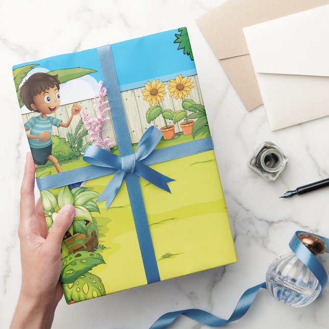 Papier Cadeau Joueur garçon courir dans un Jardin vert luxuriant (Créateur téléchargé)