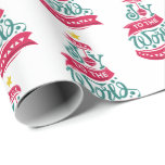 Papier Cadeau Joy to the World Christmas Citation Typographie<br><div class="desc">Papier d'emballage à motifs avec une illustration amusante et fantaisiste. Design typographique en forme d'arbre de Noël avec quelques ornements de noël et une étoile au-dessus. A l'intérieur sont les mots : Joie au monde.</div>
