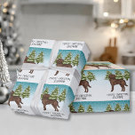 Papier Cadeau Labrador Retriever Chocolat Noël Texte Personnalis<br><div class="desc">L'illustration de dessin animé originale de Destei représentant une race de chien Labrador Retriever marron chocolat mignon. Le chien est placé dans une scène hivernale avec trois sapins verts. L'arrière-plan est un dégradé de bleu à blanc donnant au design l'apparence d'une journée hivernale froide. Il y a une zone de...</div>