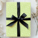 Papier Cadeau Labyrinthe à clé verte grecque<br><div class="desc">Élevez votre art de l'emballage cadeau avec cette version moderne d'un motif classique à clé grecque. Le design labyrinthique complexe dans des teintes vertes et blanches rafraîchissantes ajoute une touche de sophistication à toute occasion. Fabriqué à partir de papier de haute qualité, ce papier cadeau offre une façon unique et...</div>