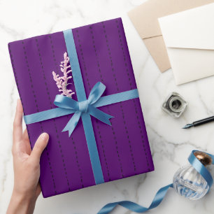 Papier Cadeau Lignes Tiretées sur Fond Violet Foncé