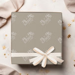 Papier Cadeau Lin beige couleur unie - Cadeaux de mariage Mr & M<br><div class="desc">Une belle couleur avec des polices chic font une pièce maîtresse pour un cadeau de réception. Ce serait parfait pour les réceptions et les fêtes d'anniversaire. Les articles sont plus faciles à personnaliser lorsque vous remplacez d'abord tout le texte et les photos. Si votre art doit encore être ajusté, cliquez...</div>