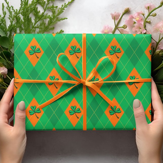 Papier Cadeau Lucky Green Clover Jacquard St. Patrick's Day (Lucky Clover Irish Argyle Pattern Wrapping Paper. Green and Orange Diamonds with Yellow Dotted Line.)