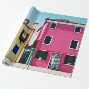 PAPIER CADEAU MAISONS EN BÉTON JAUNE ET ROSE PENDANT LA JOURNÉE