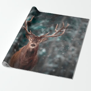 Papier Cadeau mâle noble de cerf dans la forêt de neige hivernal