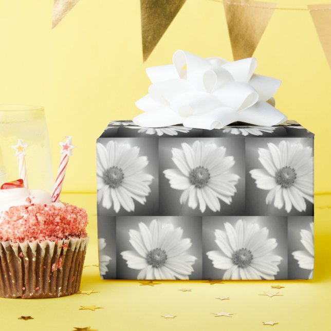 Papier Cadeau marguerite blanche brillante sur noir (Fête d'anniversaire)