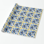 Papier Cadeau Maxfield Parrish-y Hanoukka Elf<br><div class="desc">Hanoukka gai font un paquet cadeau de a des tuiles de noir sur le pois blanc orné avec des dreidels, des globes de bleuet et des médaillons bleus comportant la variation lunatique de Leslie Sigal Javorek d'un caractère espiègle de Lamplighter de Maxfield Parrish d'ère de pre-WWI avec des guêtres de...</div>