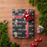 Papier Cadeau MERRY CHRISTMAS Texte Avec L'Homme En Pain D'Épice<br><div class="desc">White MERRY CHRISTMAS texte avec l'homme en pain d'épices et des flocons de neige sur l'arrière - plan noir. Le texte peut être modifié. La couleur Arrière - plan peut être modifiée.</div>